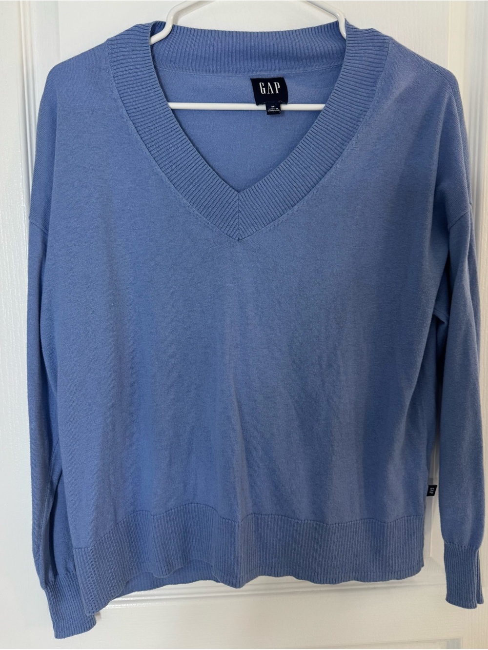 GAP women V-Neck Sweater in Light Blue